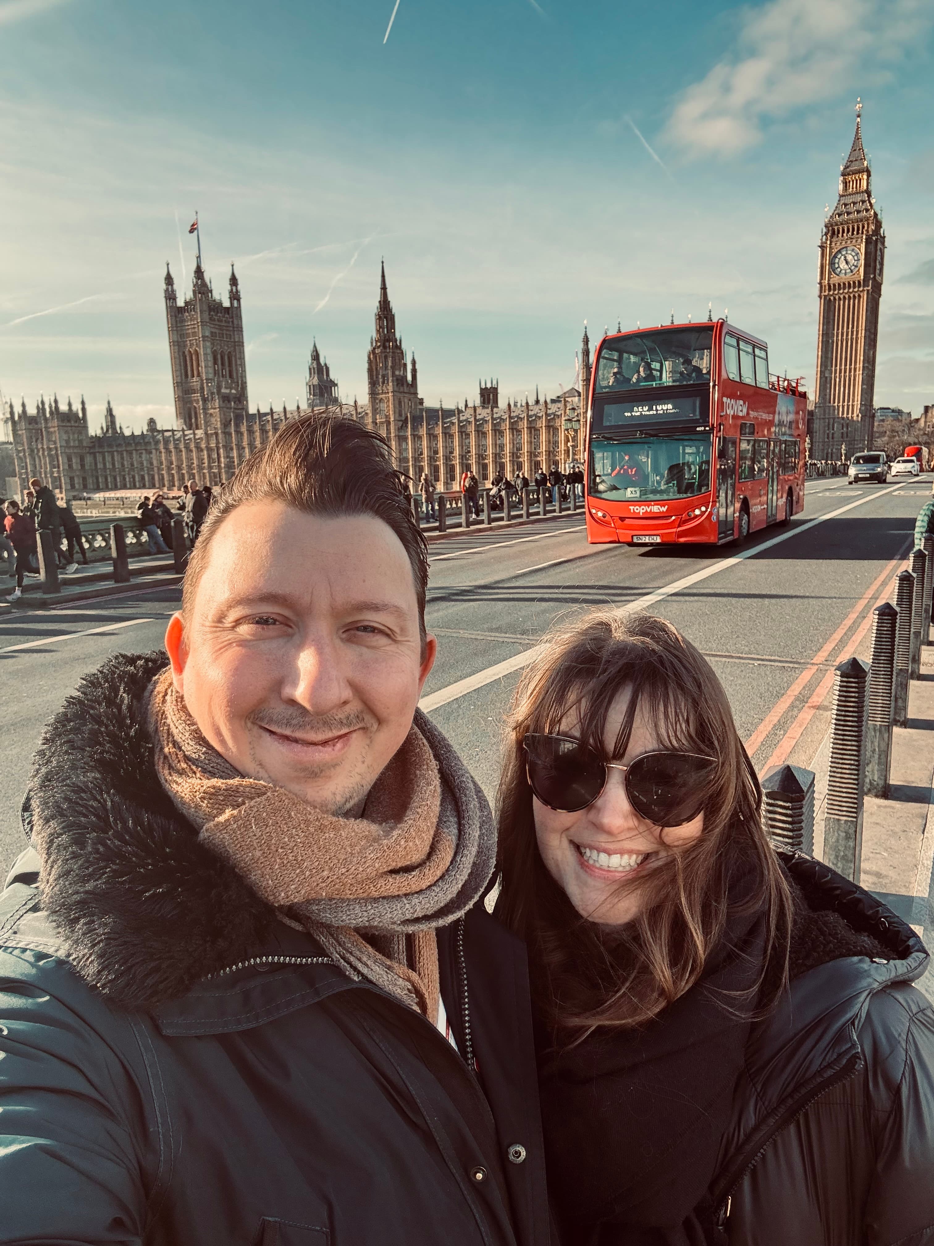Tamer und Carina auf der Westminster Bridge — Big Ben im Hintergrund