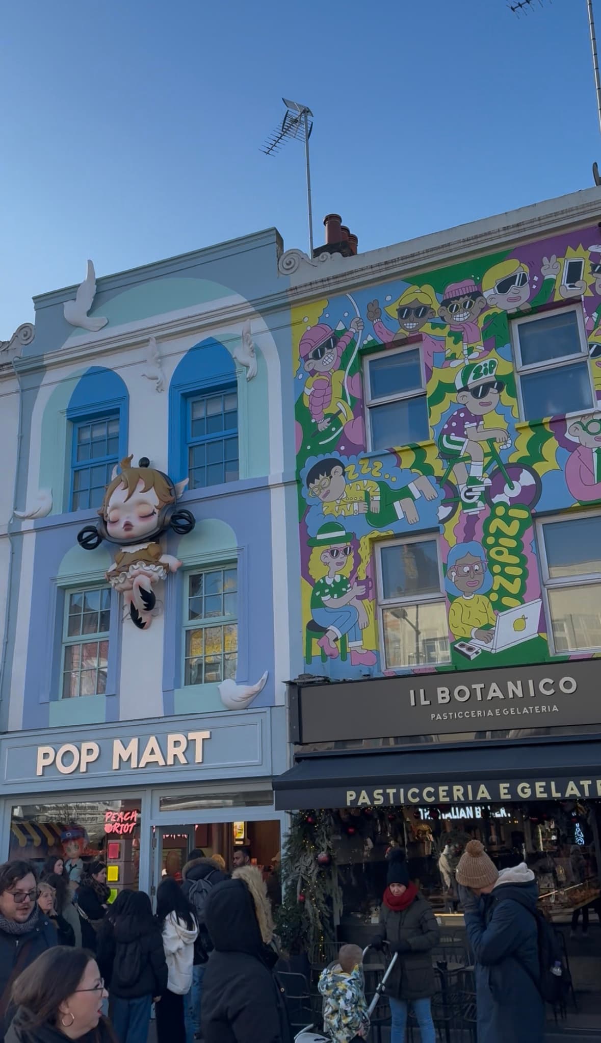 Bunte Fassaden am Camden Market — Pop Mart und Street Art