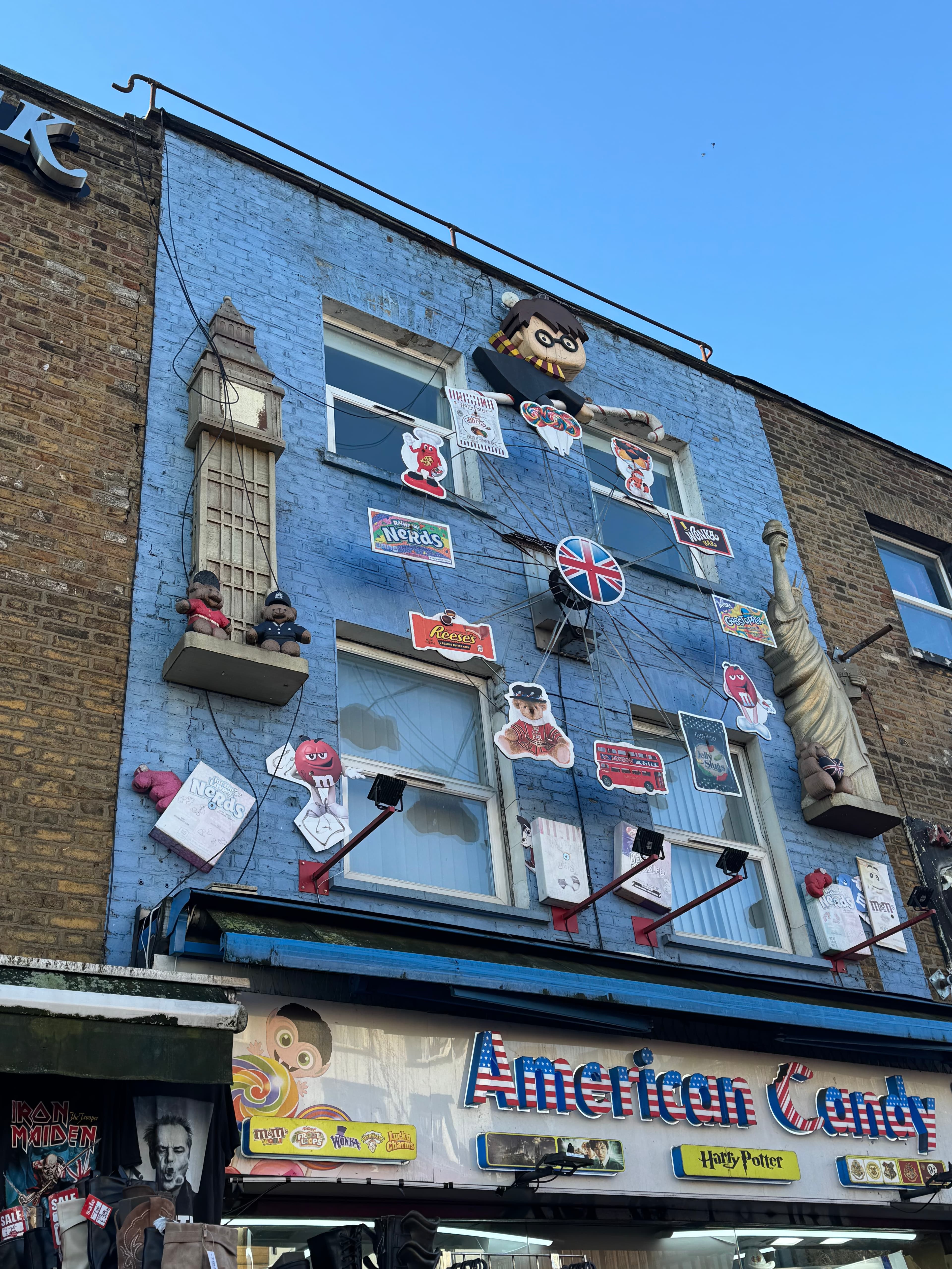American Café mit Kultfiguren an der Fassade