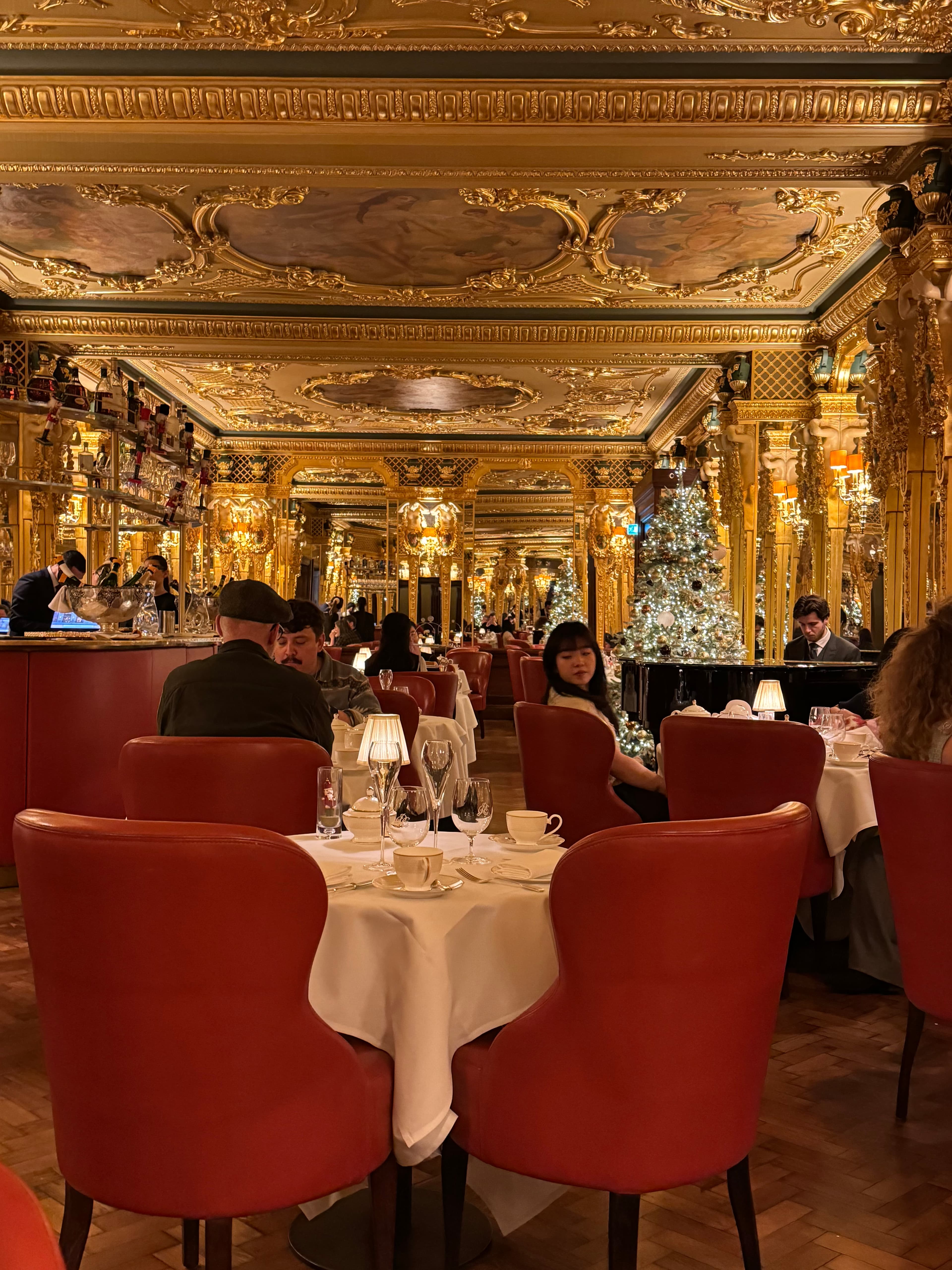 Der Café Royal Grill — vergoldete Wände, rote Samtsessel